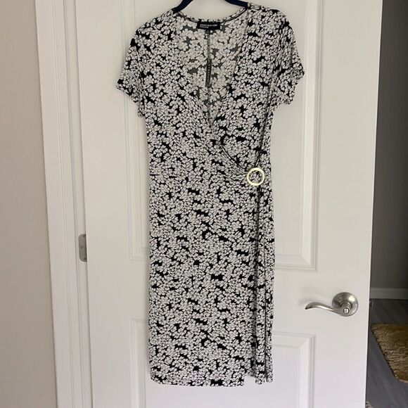 Jones New York Faux Wrap Dress Black and White Floral Goldtone Ring Detail - Picture 3 of 10
